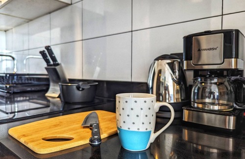 Clark Freeport Apartment | Modern Studio w/Rooftop Pool Near Clark