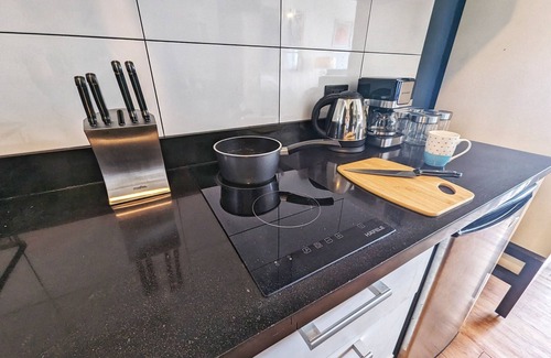 Clark Freeport Apartment | Modern Studio w/Rooftop Pool Near Clark