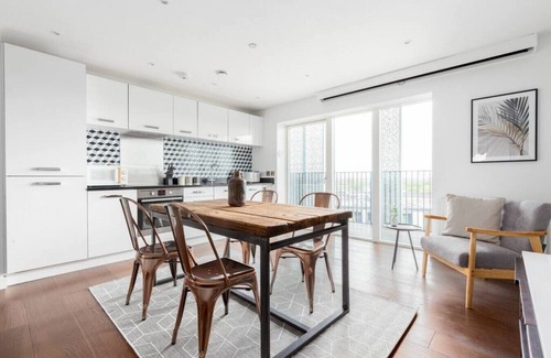 Hackney Central Apartment | Modern Studio with Balcony in Hackney