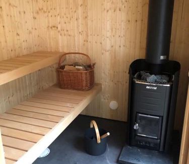 Listarum House | Modern stuga med 1 sovrum och 1 sovloft med stor terrass och vedeldad bastu mitt på Österlen