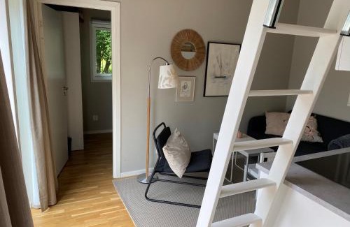 Listarum House | Modern stuga med 1 sovrum och 1 sovloft med stor terrass och vedeldad bastu mitt på Österlen