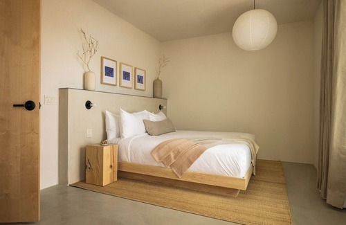 Downtown Palm Springs Hotel | Modern Suites w/Luxe Amenities, Complimentary Bikes & Poolside Lounge