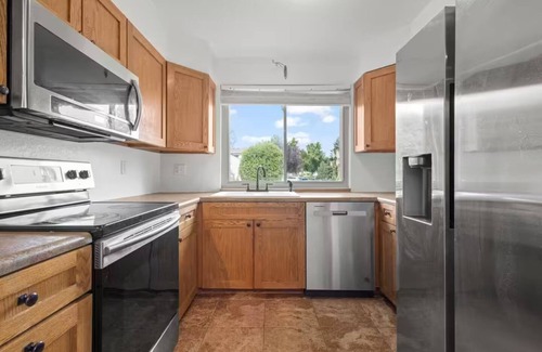 Ken Caryl House | Modern TownHome-Away-From-Home with Garage, Pool