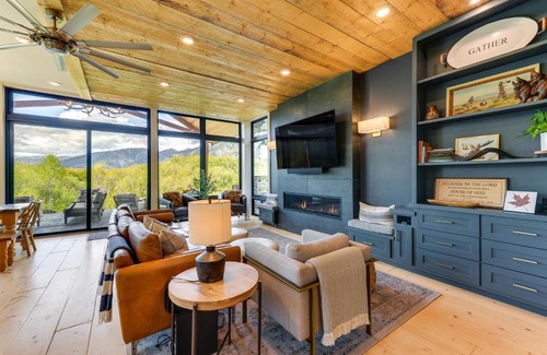 Turnerville House | Modern Turnerville Cabin with Hot Tub and Scenic Views