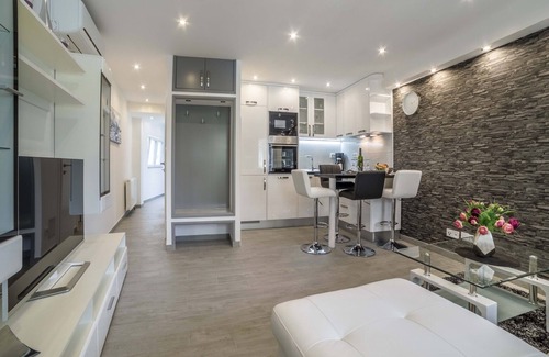 Zrnovnica Apartment | Modern two bedrooms apartment with swimming pool, private parking, wifi, satv