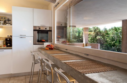 Santa Reparata Villa | Modern Villa "I Graniti" Close to Beach with Sea View, Patio, Air Conditioning and Wi-Fi