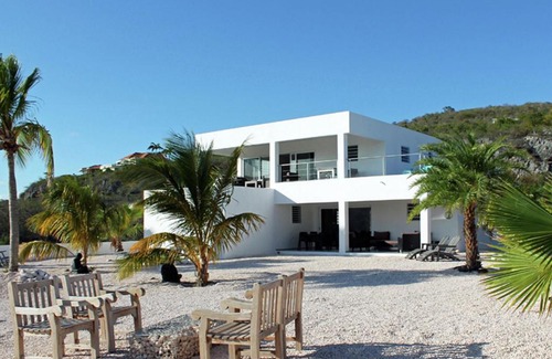 Willemstad Villa | Modern Villa in Willemstad Curacao with Private Pool