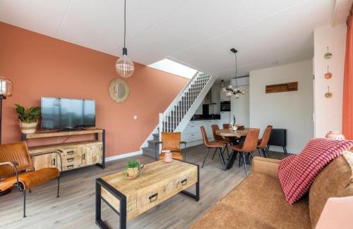 Municipality of Uitgeest House | Modern Waterfront Retreat