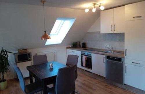 Assamstadt Apartment | Moderne Ferienwohnung mit Balkon