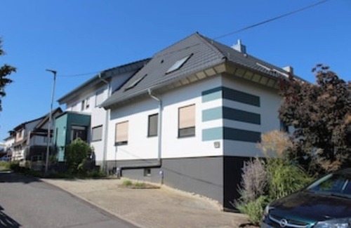 Assamstadt Apartment | Moderne Ferienwohnung mit Balkon