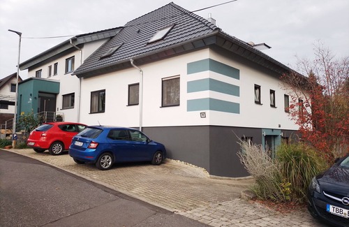 Assamstadt Apartment | Moderne Ferienwohnung mit Balkon