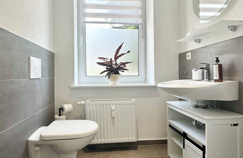 Aschersleben Apartment | Modernes Apartment, Queensize-bett, Netflix, Küche, Nähe Ameos