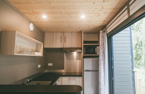 Rochefort-en-Terre House | Modernl cottage with terrace by a lake