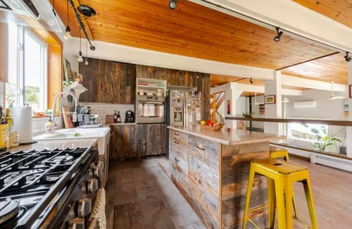 High Falls House | Mohonk's Peaceful 5BR-3BA~Jacuzzi~Huge Deck~Right On Coxing Kill~ Private Road