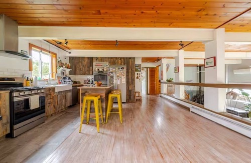 High Falls House | Mohonk's Peaceful 5BR-3BA~Jacuzzi~Huge Deck~Right On Coxing Kill~ Private Road