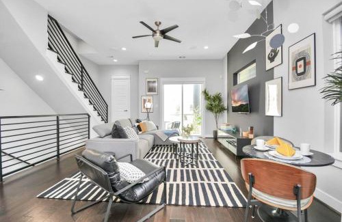 Astrodome House | Mohr Haus - Walk to NRG Stadium - Medical Center - Sleeps 8