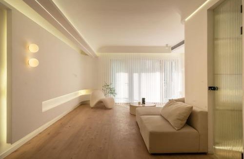 Downtown Shanghai Apartment | Molly Homestay - Nanjing East Road the Bund 3-Bedroom with Elevator Apartment