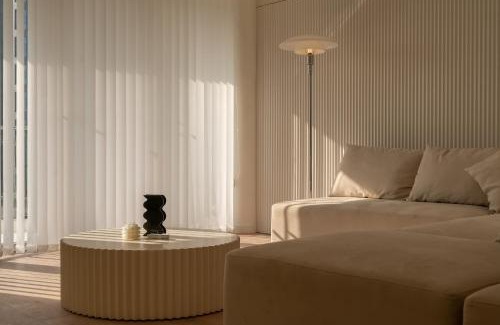 Downtown Shanghai Apartment | Molly Homestay - Nanjing East Road the Bund 3-Bedroom with Elevator Apartment