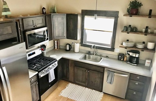 Ennis House | Montana Getaway with mountain views