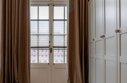 Hoorn House | Monumental home in downtown Hoorn, on the harbor with private parking!