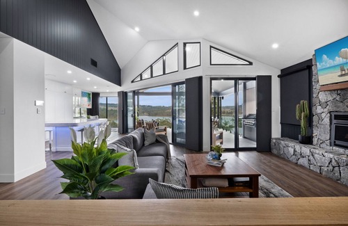 Shire of Boonah House | Moogerah Lake House #5 - Luxury Lake House (Sleeps up to 23 People)