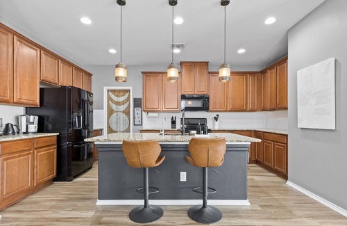 Hutto House | MoonHaven Elegant Extended-Stay 4BR-Stylish-Pristine-POOL-Round Rock!