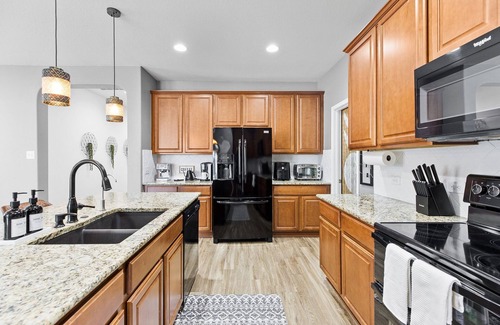 Hutto House | MoonHaven Elegant Extended-Stay 4BR-Stylish-Pristine-POOL-Round Rock!