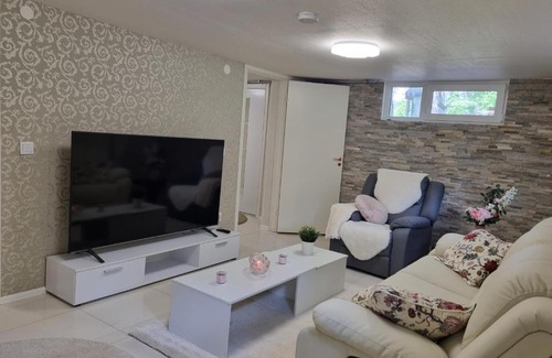 Broby Apartment | Moonlight - Trevlig Källarlägenhet