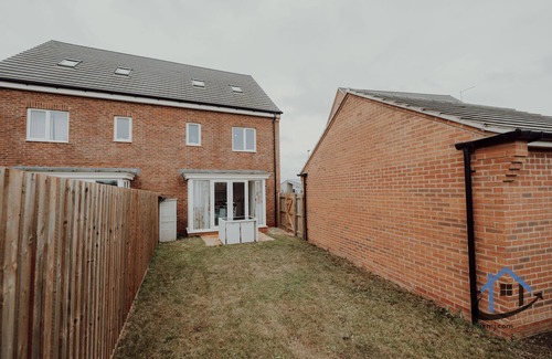 Market Harborough Apartment | Moore House - 3 Bed 3.5 bathroom with enclosed garden drive way x2 vehicles