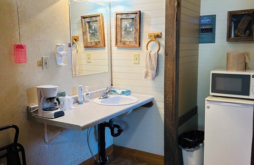 Marysvale Hotel | Moore's Old Pine Inn