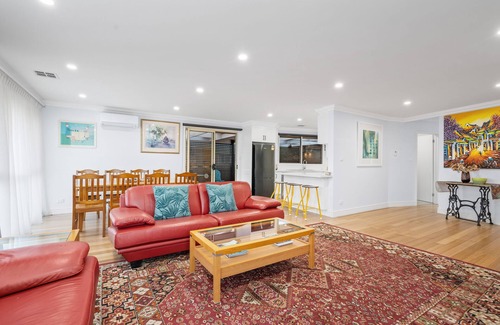 Kilsyth House | Mooroolbark Pet Friendly 4 Bedroom House - large garden, free parking