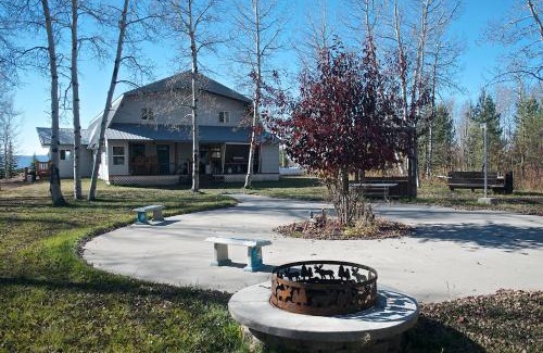 Island Park House | Moose Drool by KABINO 5 acres Fire Pit Pool Table Ping Pong Foosball WiFi Grill Mtn Trails