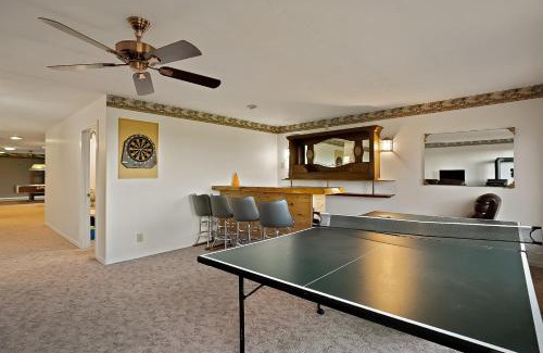Island Park House | Moose Drool by KABINO 5 acres Fire Pit Pool Table Ping Pong Foosball WiFi Grill Mtn Trails