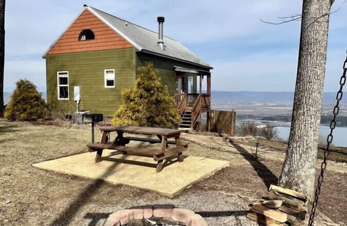 Bryant Cabin | Moose Tracks · NO SUNDAY CHECKINS, hot tub- view- Grant Summit Cabins