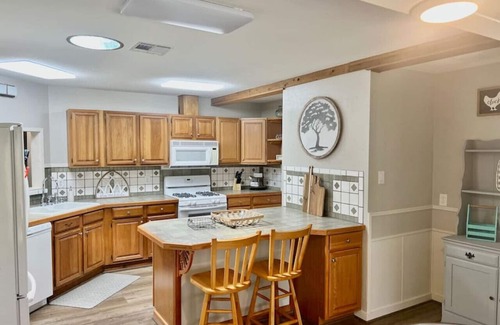 Canyon Creek House | More Cowbell - Spacious House with Privacy Minutes to Campus