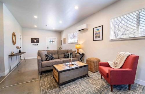 Morrison House | Morrison Getaway - 2BR House BBQ Free Parking