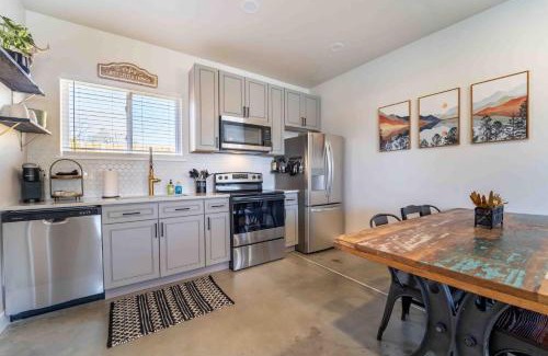 Morrison House | Morrison Getaway - 2BR House BBQ Free Parking