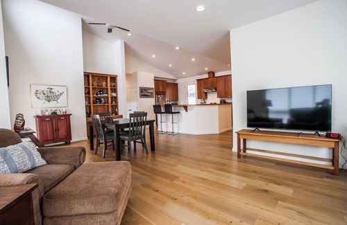 Mosier House | Mosier River View- 2 Bedrooms, 1.5 Bathrooms - Sweeping Panoramas