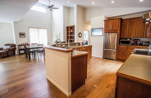 Mosier House | Mosier River View- 2 Bedrooms, 1.5 Bathrooms - Sweeping Panoramas