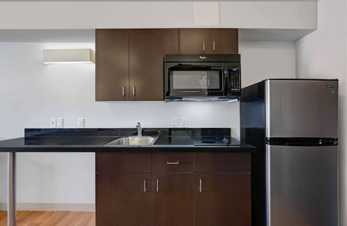 Airdrie Hotel | Motel 6 Airdrie, AB