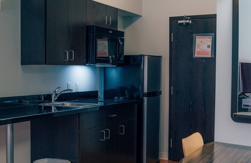 Airdrie Hotel | Motel 6 Airdrie, AB