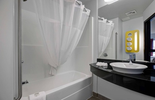 Airdrie Hotel | Motel 6 Airdrie, AB