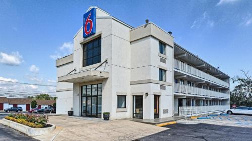 Maple Shade Hotel | Motel 6-Maple Shade Township, NJ - Philadelphia - Mt Laurel