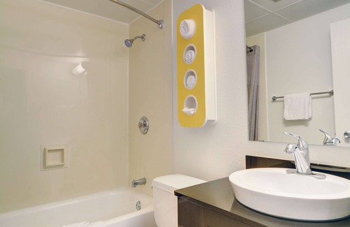 Seekonk Hotel | Motel 6 Seekonk, MA - Providence East