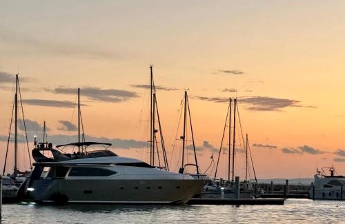 Barceloneta Boat Rental | MotorYacht 21 avec équipage