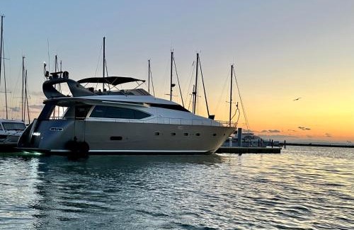 Barceloneta Boat Rental | MotorYacht 21 avec équipage