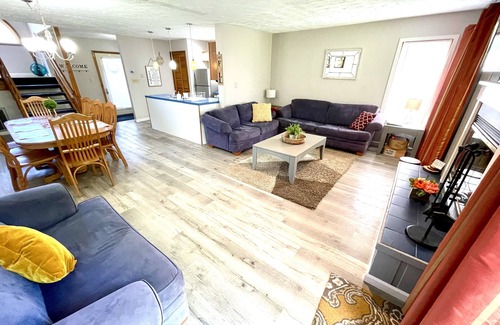 East Stroudsburg House | Mountain Air - Jacuzzi, Hiking, Biking & River; 15 min walk Shawnee Mt. Ski Area