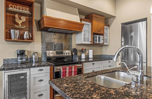 Cougar Creek Apartment | Mountain Penthouse Retreat