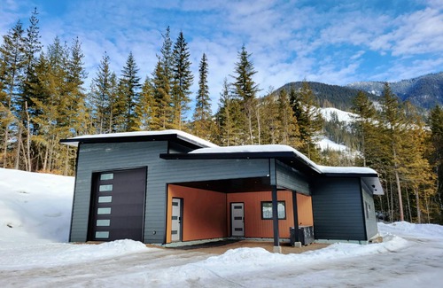 Malakwa House | Mountain Retreat Between Revelstoke & Sicamous - Sled, Ski, Hike, Fish, Relax
