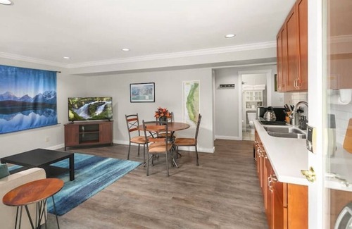 Ravenna Apartment | Mountain Themed Suite - Free Parking - Fast WIFI